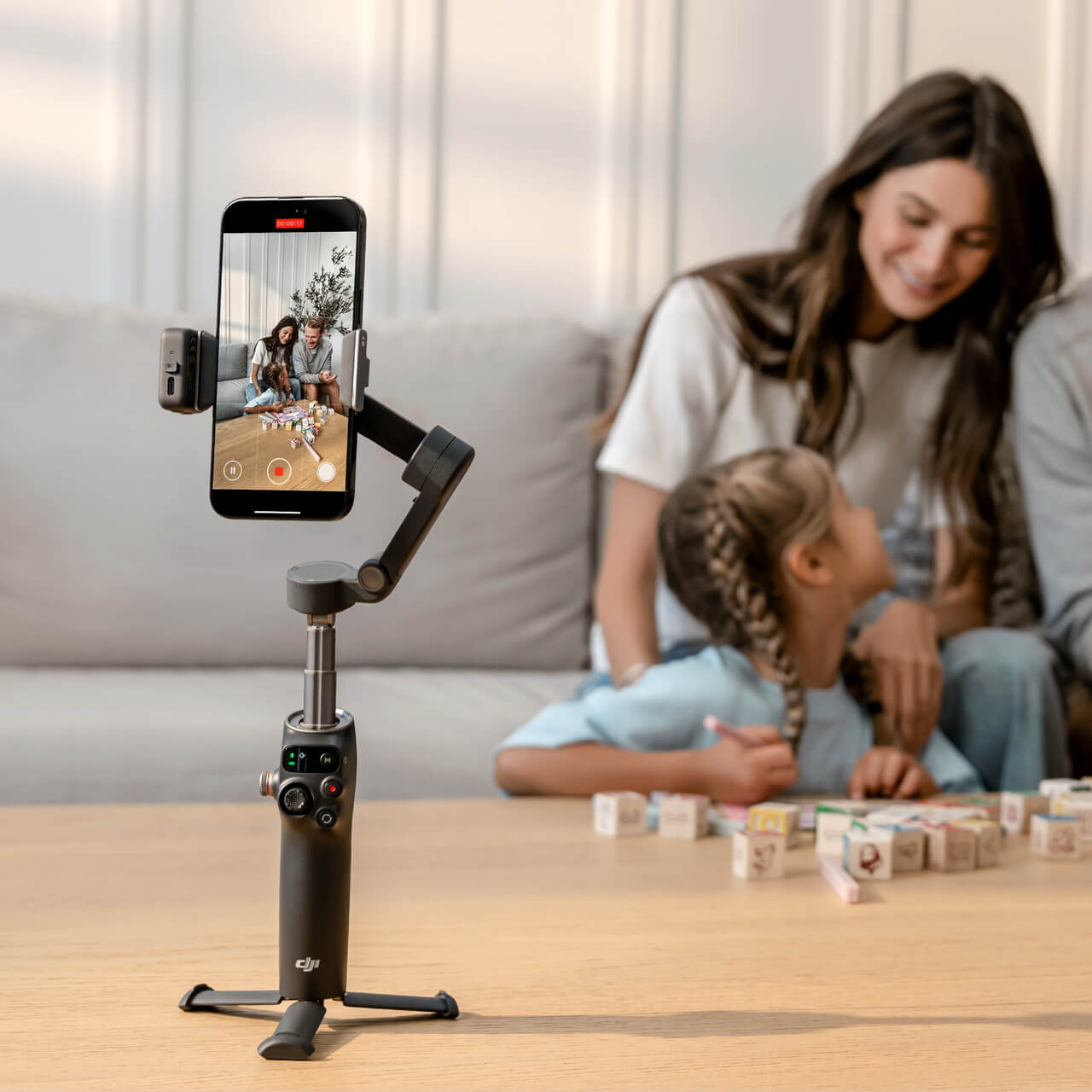 DJI Osmo Mobile 8 estabilizando un smartphone para grabar videos familiares fluidos y estables