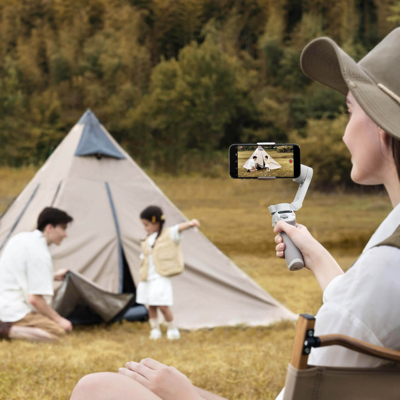 DJI Osmo Mobile SE estabilizando un smartphone para grabar videos fluidos durante viajes y actividades al aire libre
