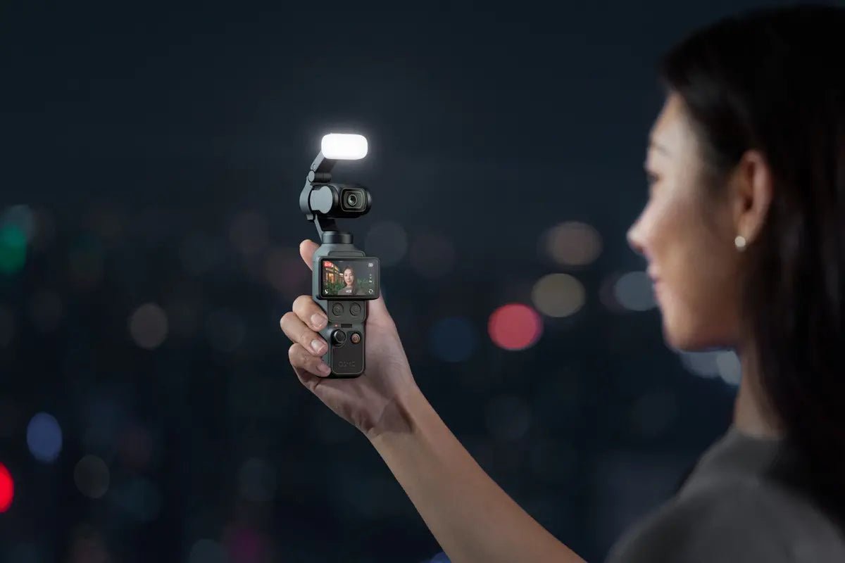 Luz de relleno DJI Osmo Pocket 4 para iluminar el rostro durante selfies, vlogs y grabaciones nocturnas