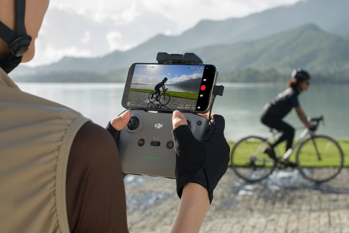 Control remoto DJI RC-N3 con smartphone para pilotar drones y visualizar la transmisión de video en tiempo real