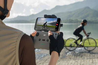 Control remoto DJI RC-N3 con smartphone para pilotar drones y visualizar la transmisión de video en tiempo real
