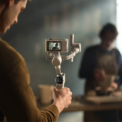 DJI RS 4 Mini utilizado para estabilizar la cámara durante grabaciones de video en movimiento
